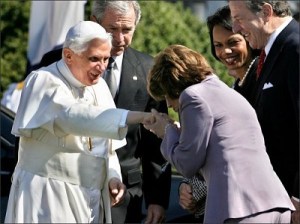 pope-ring-kiss