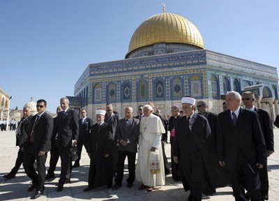 The Dome fo the Rock is also today a matter of Interfaith gathrings. Here during the Pope of Romes visit in May 2009. 