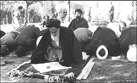 Ayathollah Khomeini bows down and worship the empty throne in Mecca