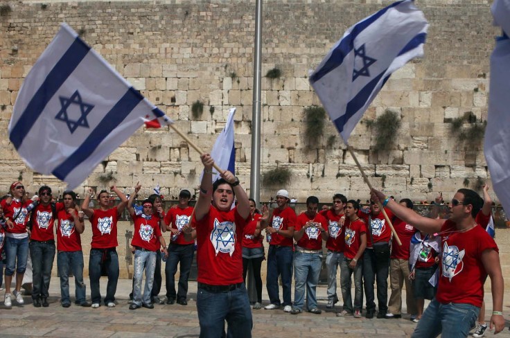 Youth velebathing Israel's 61st Independence Day on April 29, 2009.
