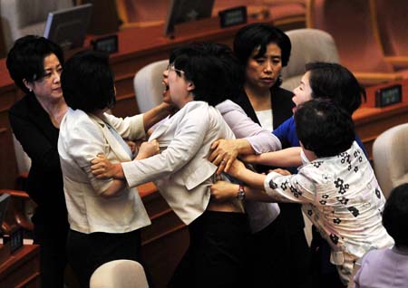 (1)SOUTH KOREA-SEOUL-NATIONAL ASSEMBLY-SCUFFLE