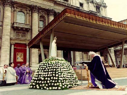 Pope-prays-to-Mary