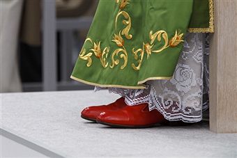 How can it be, that this is a picture of a hetro man? 