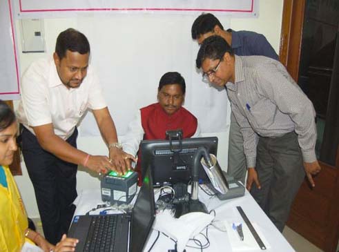 A Indian test the finger print copier used by the Government. 