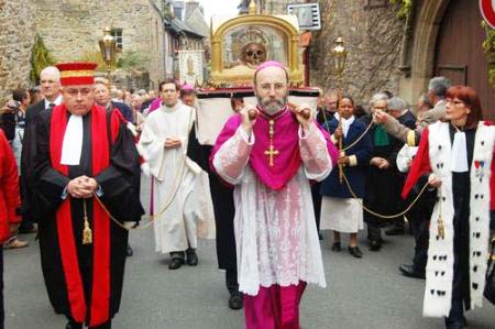 Roman Catholics in France parade their 'Holy skull" 