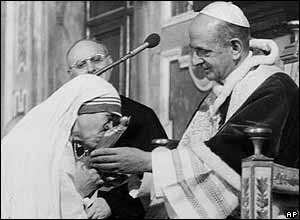 Mother Teresa kissing an idol in the hand of Pope Paul V. 