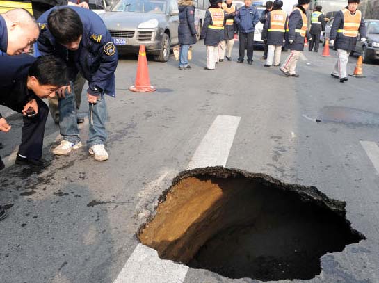 A sinkhole in Beijing, Februar 2010.