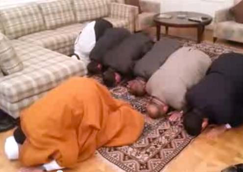 The Muslims did not blend in with the furniture, but swore loyalty to Mecca. 