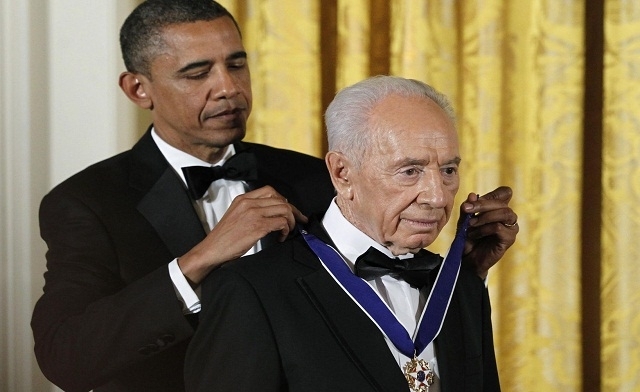Obama gives Shimon June 14th, 2012. Obama gives Peres the US Preseidental medal of Freedom.