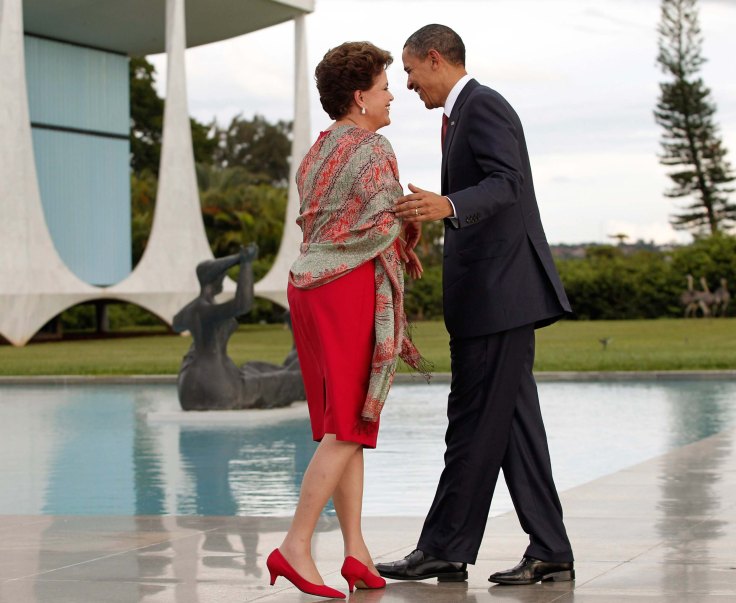 Obama is like a snake in the grass. He flirts, having first read all your emails. Here Dilma Rousseff.
