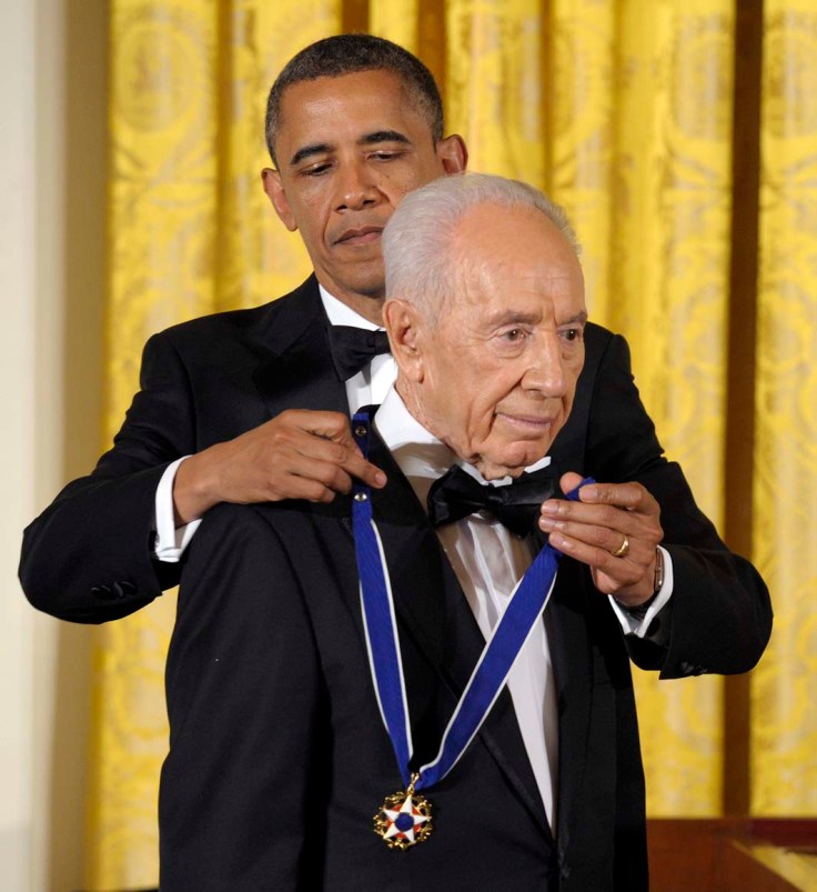 President Barack Obama awards Israeli President Shimon Peres with the Presidential Medal of Freedom at a dinner at the East Room of the White House in Washington, Wednesday, June 13, 2012. (AP Photo/Susan Walsh)