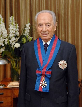 Shimon Peres with the knighthood granted by the Queen of England.