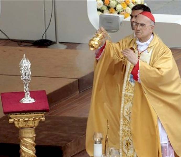 Incense is offered in worship of the blood of the late Pope. Truly demonic and a ritual to honor Satan. 