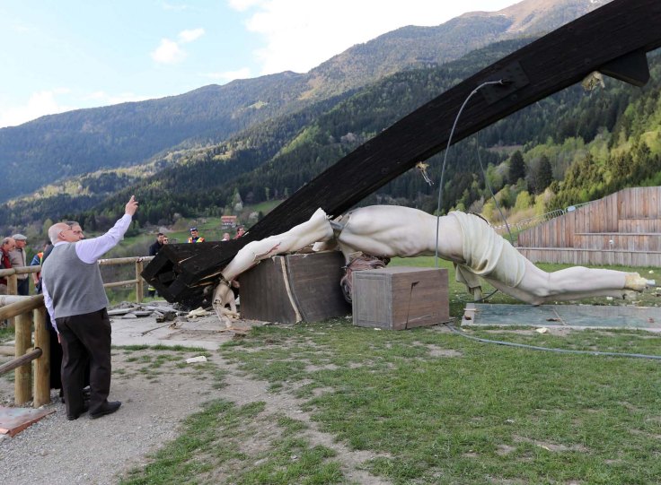 This Catholic copy of the Messiah was not able even to save him self.