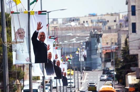 The Pope is welcomed in Bethlehem as a hero of the PLO. 