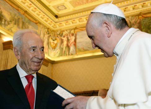Shimon Peres promote the Pope as the head of the New One World Religion.