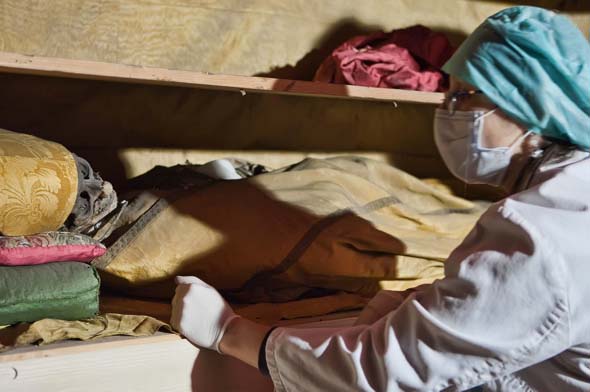To examine old corpses must always have been riski business for the employes of the Vatican.