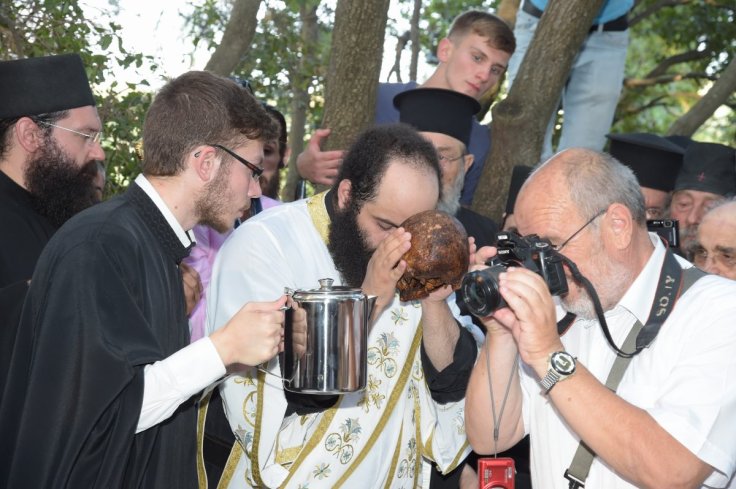 The cut of skull is worshiped. Even the can with water draws the interest of local photographers. 