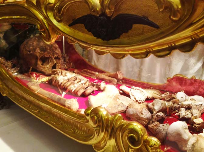 To be able to display the remains of Theodor, you also needs to be good at puzzling. 