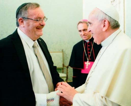 The head of the Bar University traveled to Rome to give the Pope a "peace award".