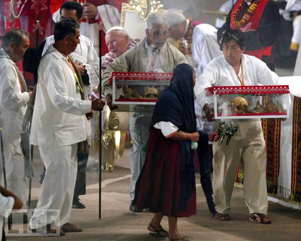 The skulls leaves the Pope, after the Pontiff touched their boxes adn blessed them. 