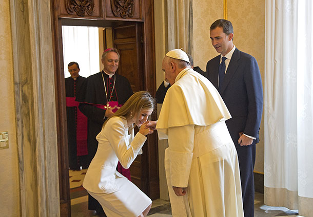 King Felipe VI and Queen Letizia of Spain bow before the Pope in first overseas engagement‬