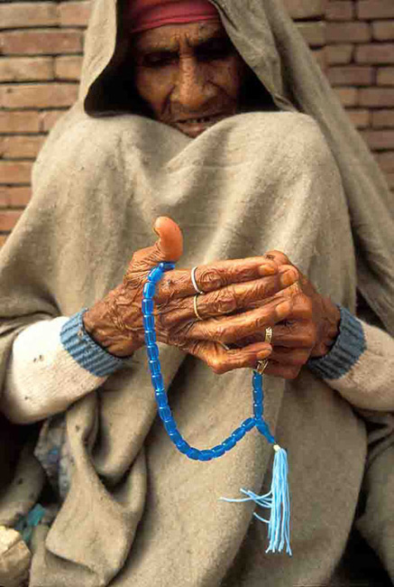 This Muslim using a chanhing prayer chain will not bring him closer to God. 