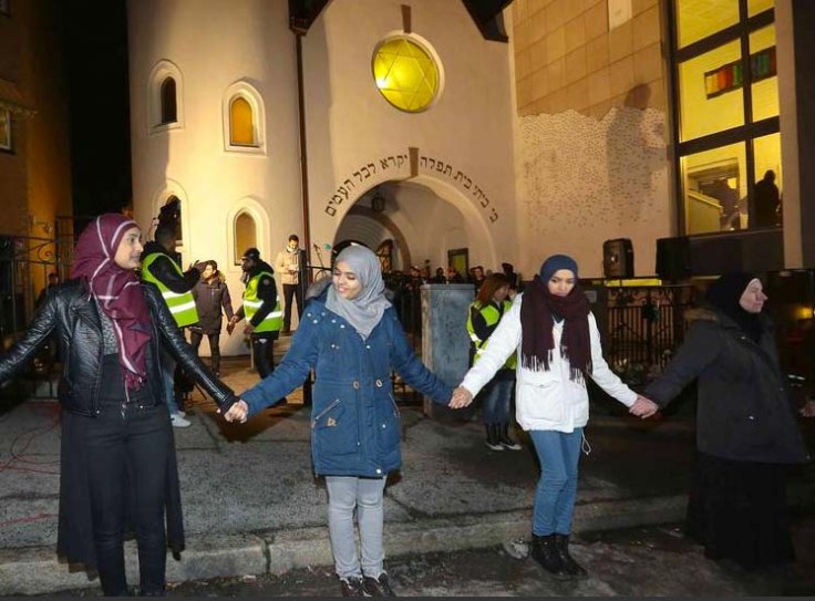 There Muslim girls do nto know what they are doing. They set a deadly trap for the Jews of Oslo. 