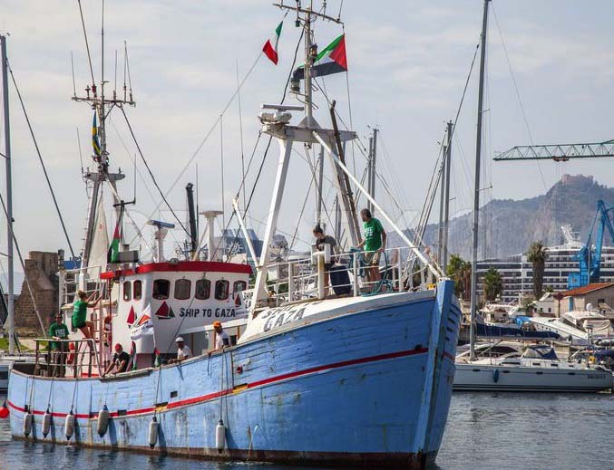 This ship of fools will propably be rescued by the Israeli navy, before the Scandinavians reach Gaza. 