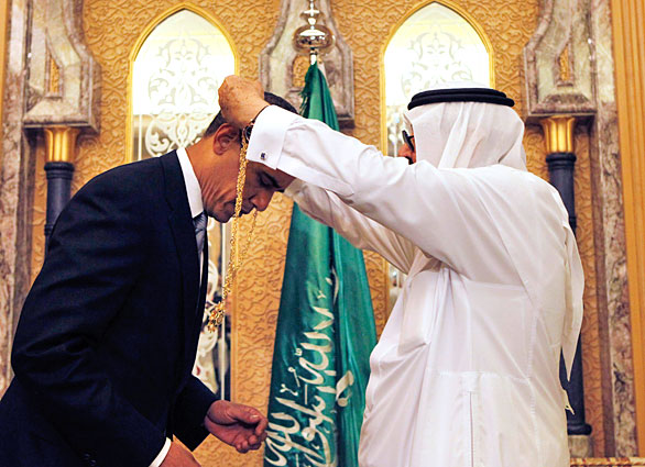 Obama bow befor the totalitarian Saudi king as he receieve an Islamic medal of honor.