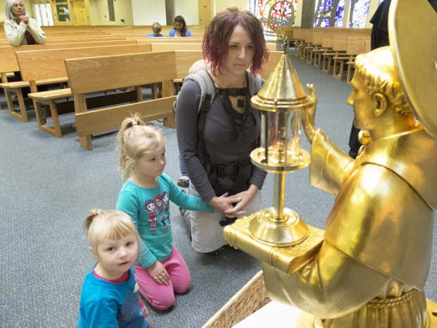 ***FREELANCE PHOTO - POSTMEDIA NETWORK USE ONLY*** Calgary_10/21/2014-Marta Horvath and her daughters Mary, 2 and Amalia, 4 (right) visited St. Luke's Catholic Church on Tuesday afternoon to see St. Anthony's rib. Post photo by Greg Fulmes (Jen Gerson story)