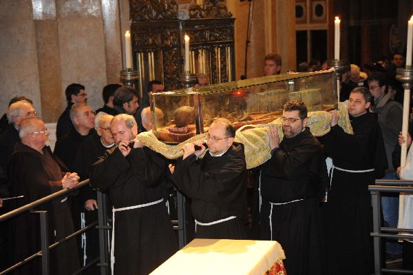 The munks carry the skelaton into the church, before it is honored with a 