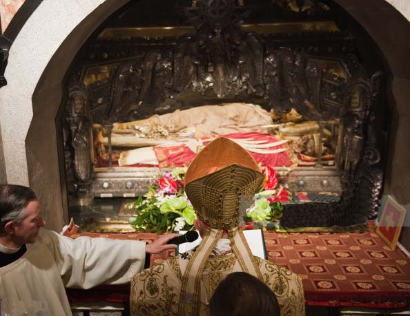 A Catholic mass is conducted in front of the corpse of the Bishop of Milan. 