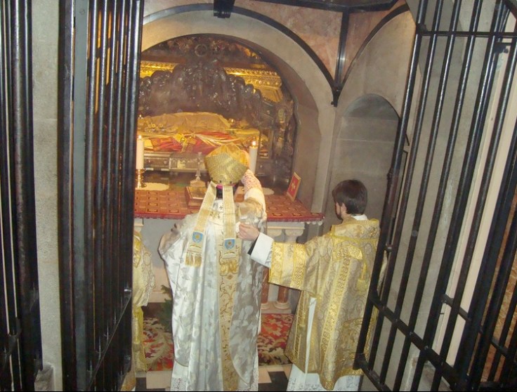 A local Italian bishop worship the corpse of 