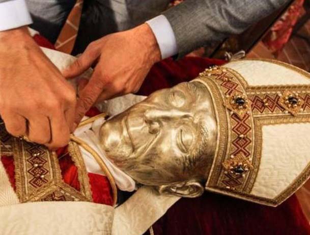 The mask fitted perfectly to the new garments. 