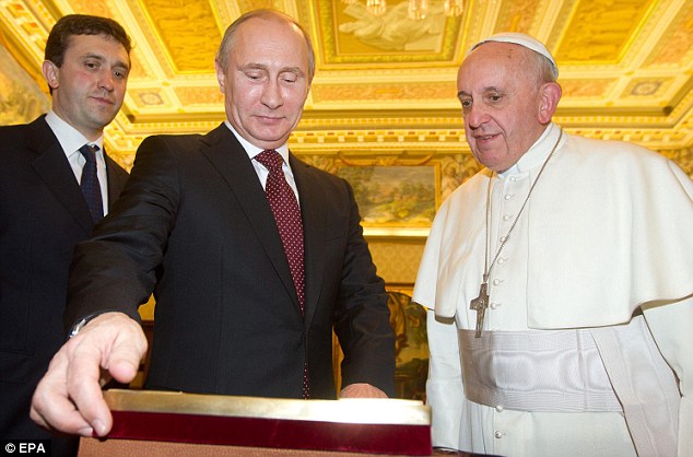 Putin presents his gift to the Pope during an audience. 