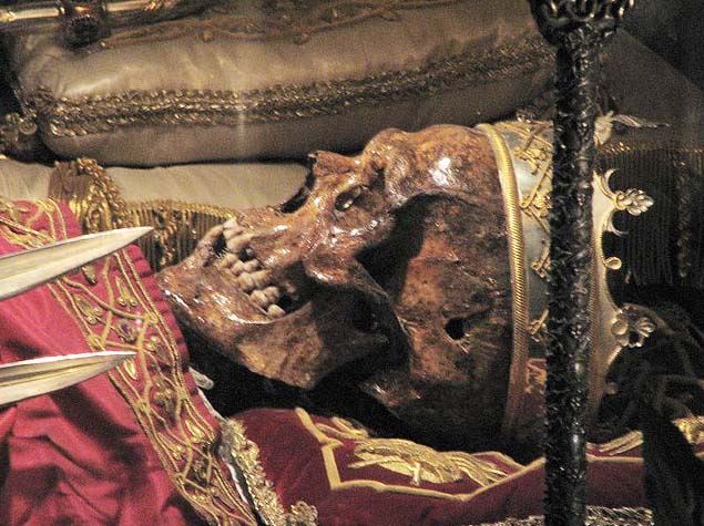 One of the skulls in the crypt in Milan has a goldern crown. 
