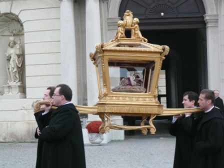 The skull is carried around like an acient pagan king, by the faithful Austrian Catholics. 