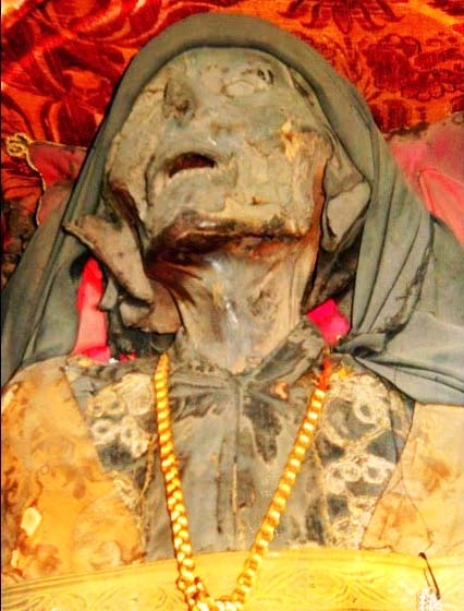 The head and corpse of Saint Geronius are inside the coffin.