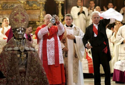 When the skull has arrived the substance become likquid, and a white handclechief is waved. 