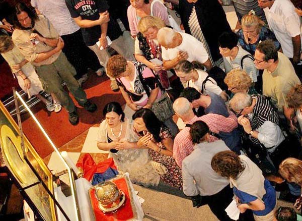 The Catholics pray infront of the skull. 