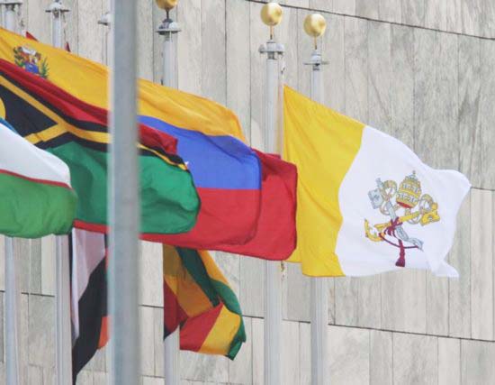 The Vatican flag was hoisted at the UN on the same day as the PLO-bannar. 