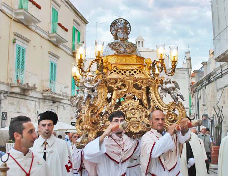 The skull of Italian Corrado is hidden inside te silver bust.