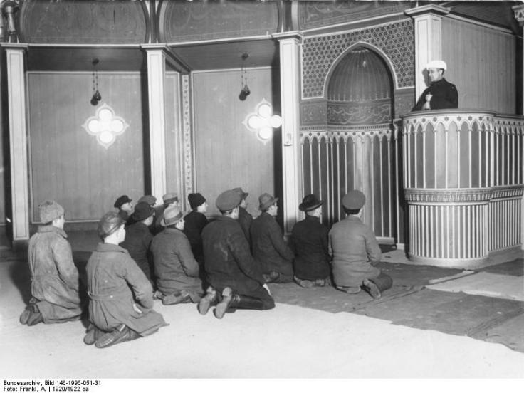 The sons of Muhammad are hailed in a mosque in Berlin, during the time of rise of Nazism in Germany. 